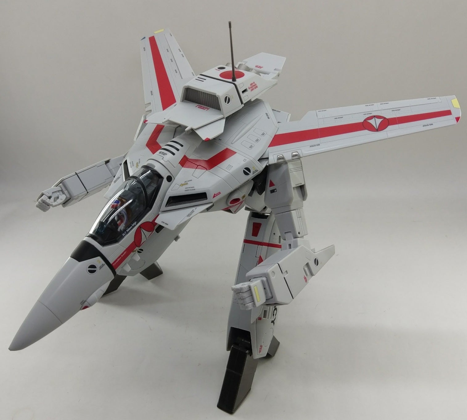 おもちゃ：DX超合金 超時空要塞マクロス VF-1J レビュー | 雑レビュー