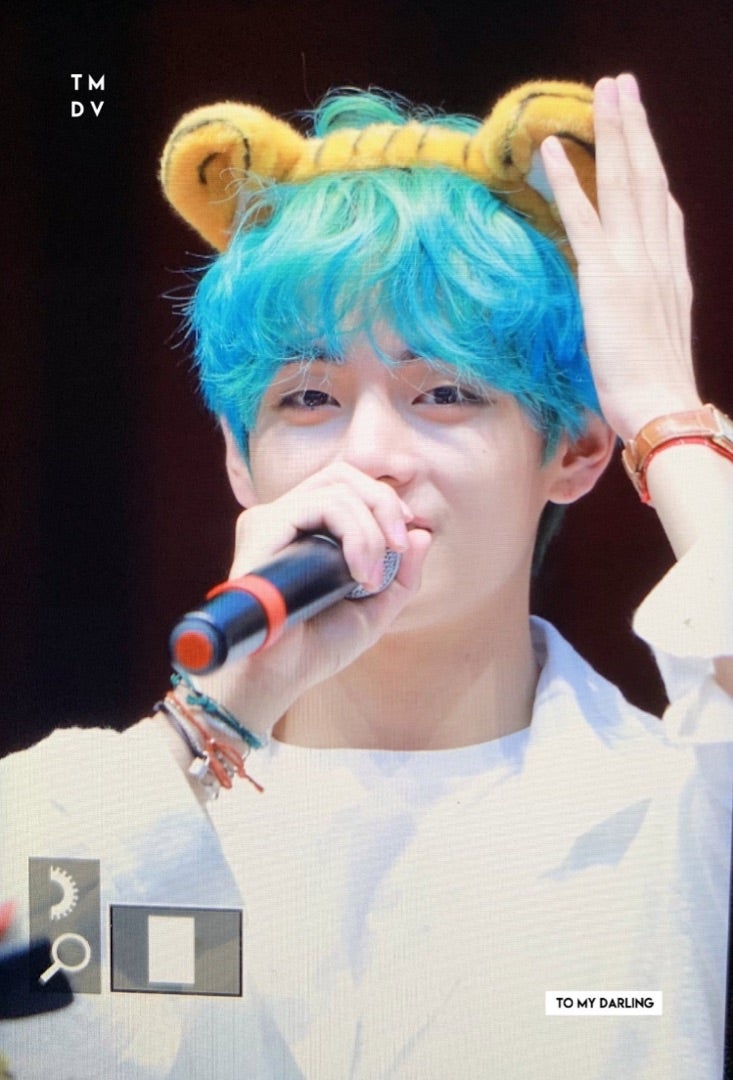 サイン会で 色んな被り物をするテテ❤ | tommy の 空模様 。。。