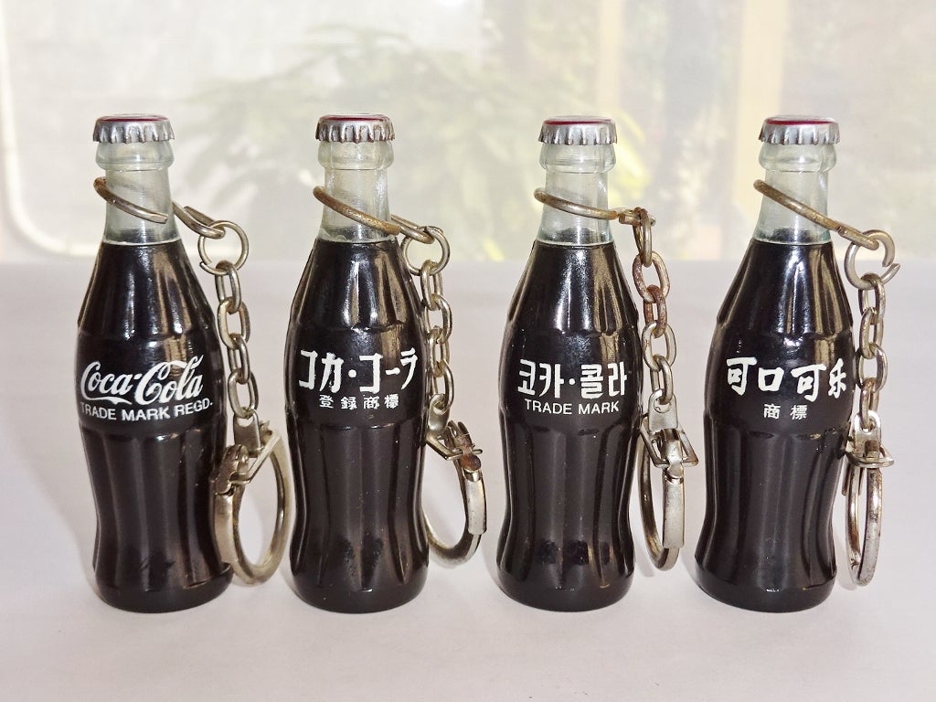 ノベルティグッズ「コカ・コーラのキーチェーンつきミニ・ボトル