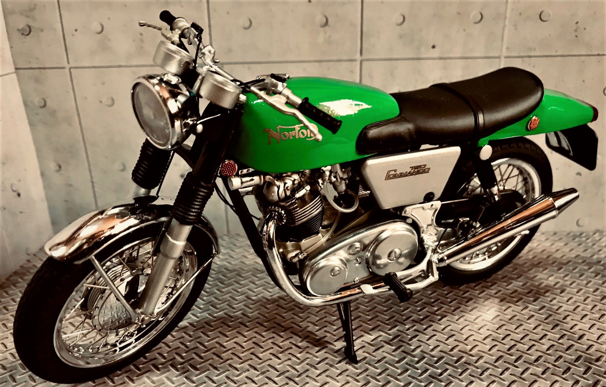ノートン（Norton） コマンド750 ミニチャンプス 1/12 | 趣味とか