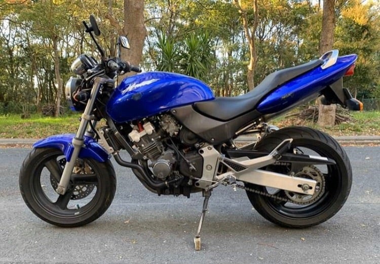 ホーネット250 ヒップアップアダプター | キューズバイククラフト