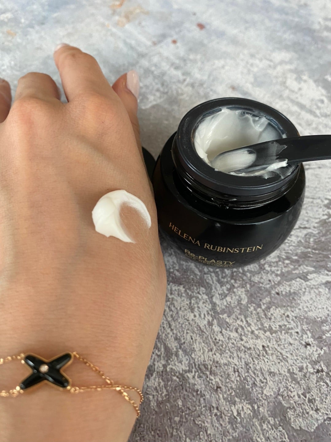 7万円の大人気のデパコス『ヘレナの黒クリーム』が16000円のセットに