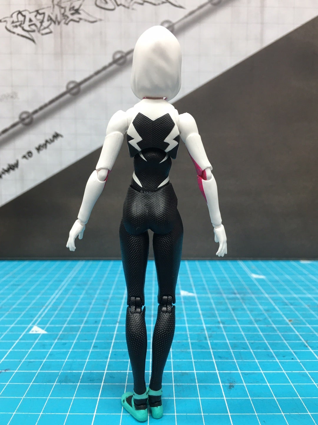 Jump over fate -MAFEX スパイダーグウェン（スパイダーバース