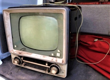 レトロな昭和33年頃(1959年頃)のナショナル製白黒ブラウン管テレビが手