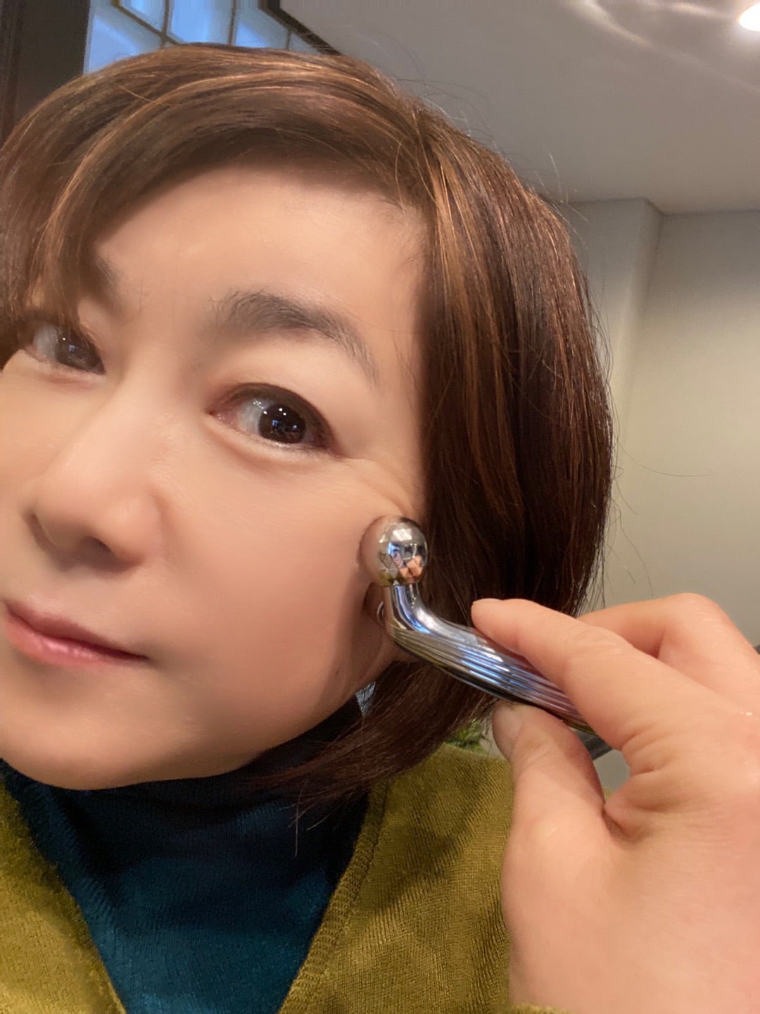 リファエスカラットレイは顔のツボにキュッと！ | 堀ちえみ