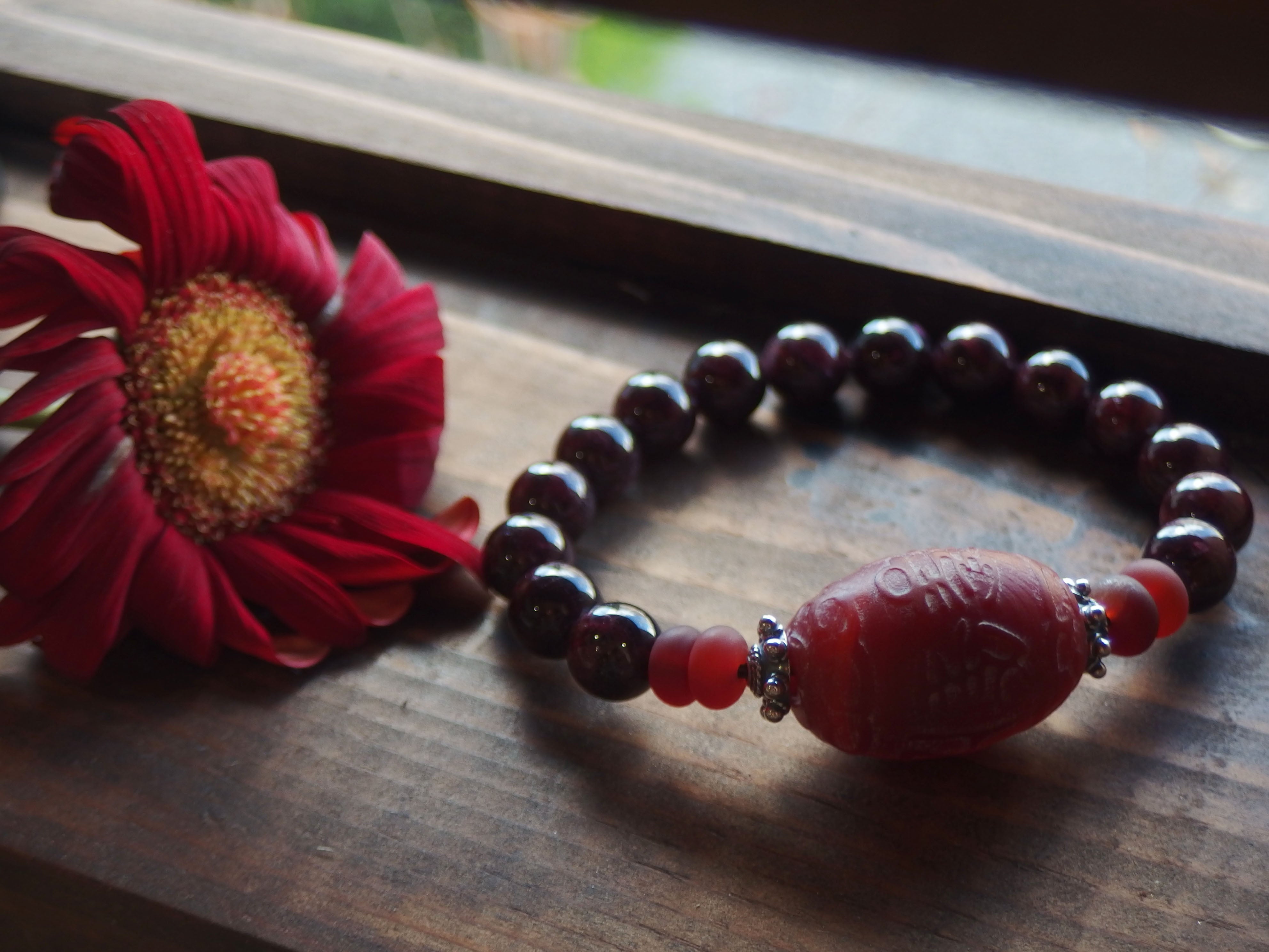 神秘的な「六字真言」が彫られた紅天珠 | Gems〜ジェムズ〜