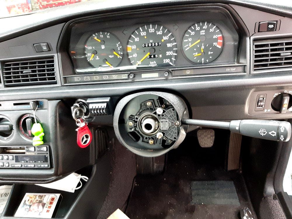 メルセデスベンツ190E ステアリング交換 モモ オリンピックⅢ