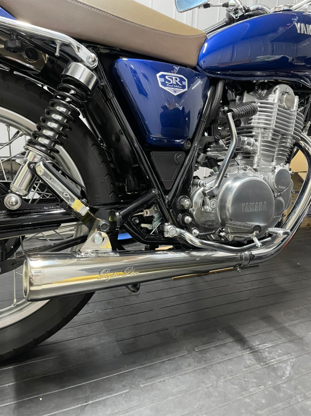 SR400 マフラー交換 PeytonPlace ペイトンプレイス | オッサンライダー