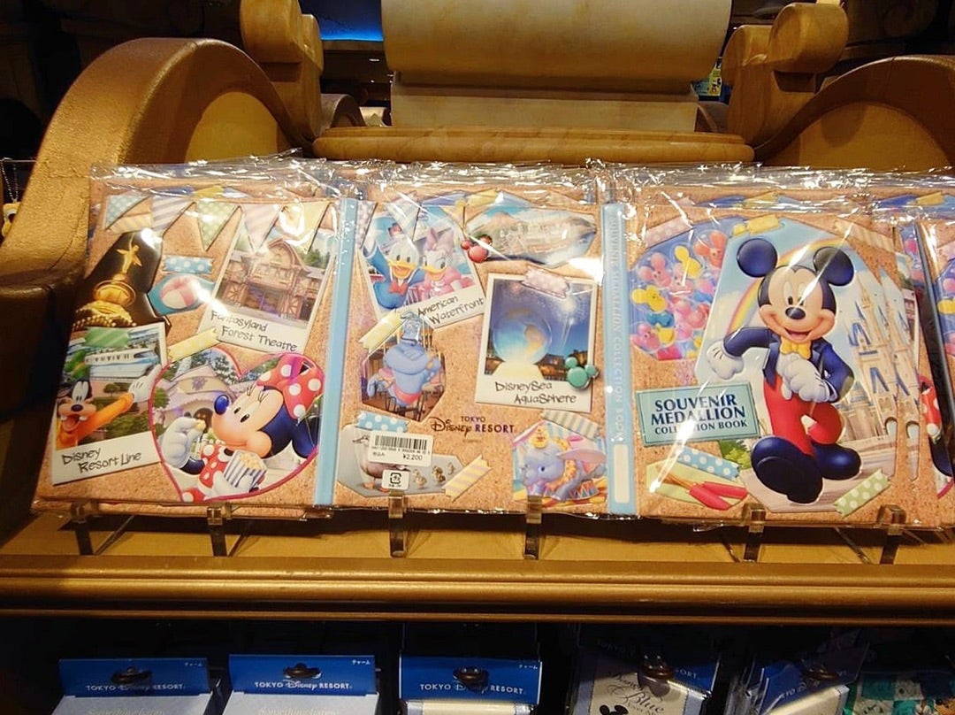 新品)ミッキー＆ダッフィー メダルコレクションブック アトラクション