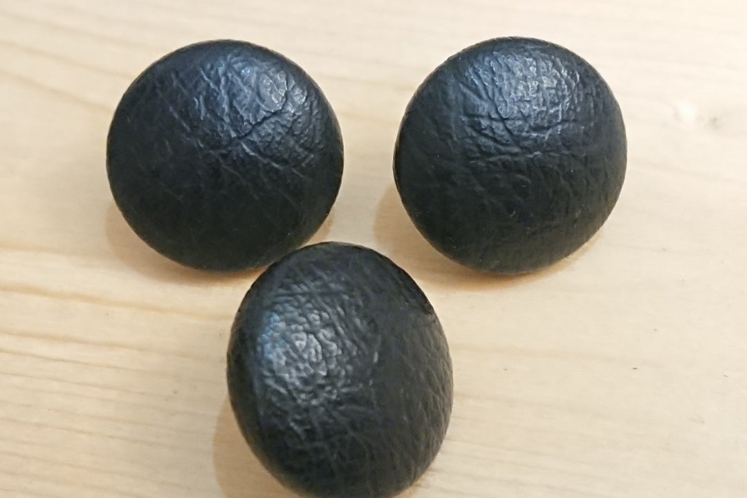 ピアノ椅子(ベンチ型)の座面ボタン | 晴海堂のブログ