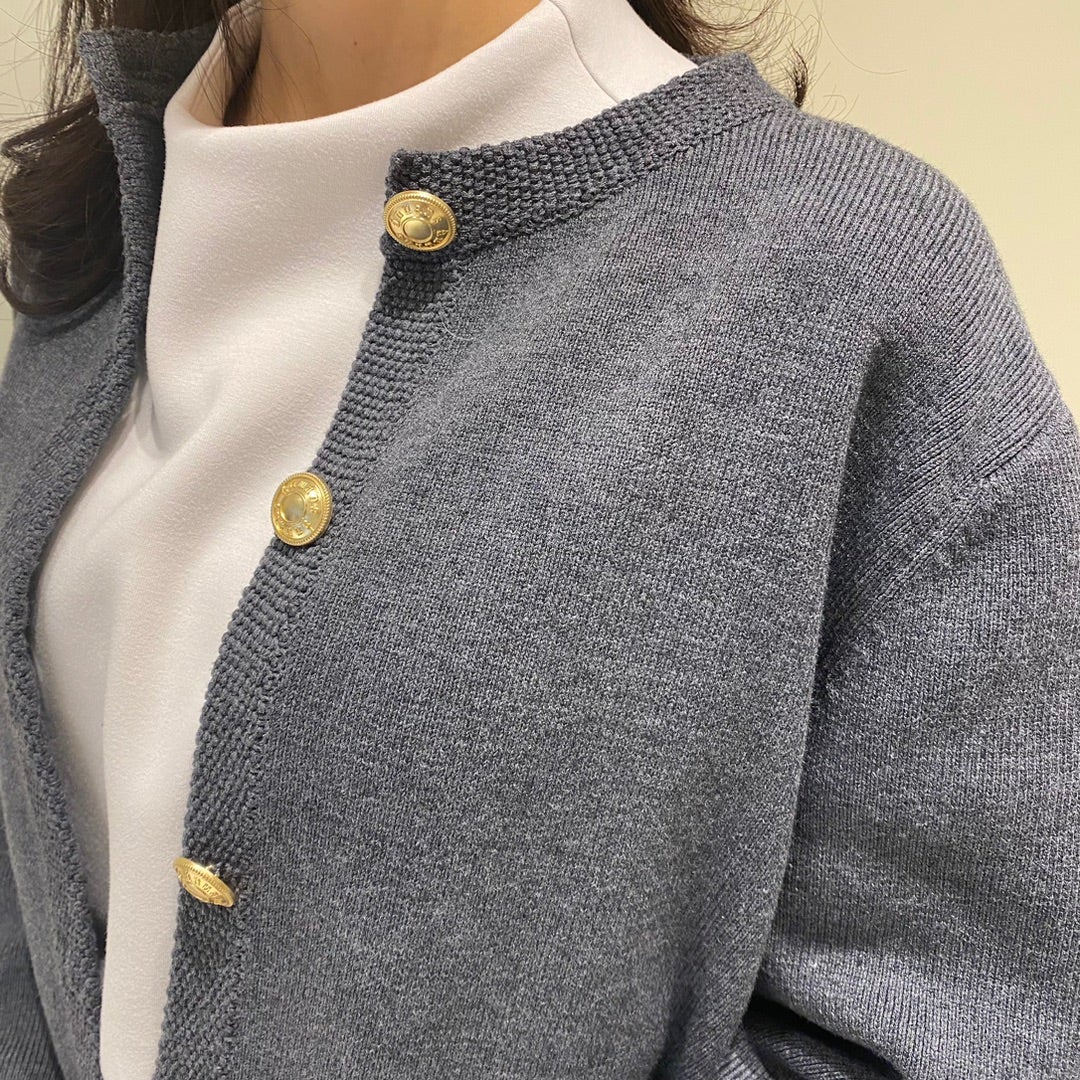 anuans 新作：オリジナルボタンノーカラーニットジャケット 着用 | FLAT2F