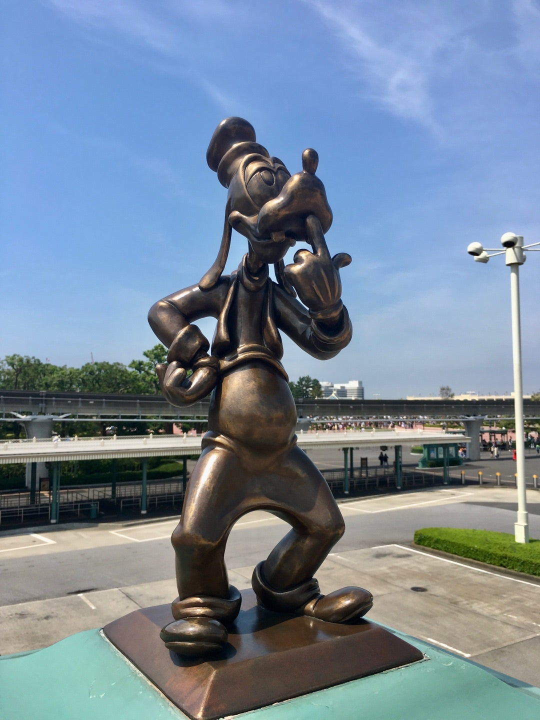 東京ディズニーリゾート デイジー・グーフィー・プルートのブロンズ像