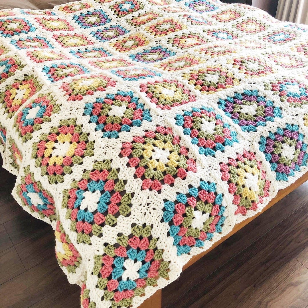 手編みのベットカバーが役立つ季節【編み物グラニースクエア】 | 熊本