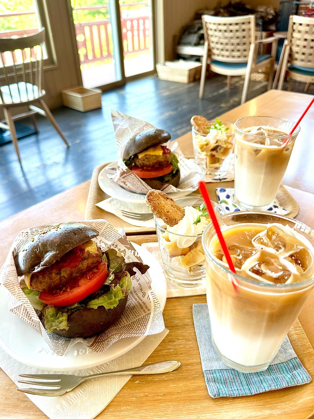 会津若松「ベーカリー&カフェ コパン」 ブラックバーガーのランチ