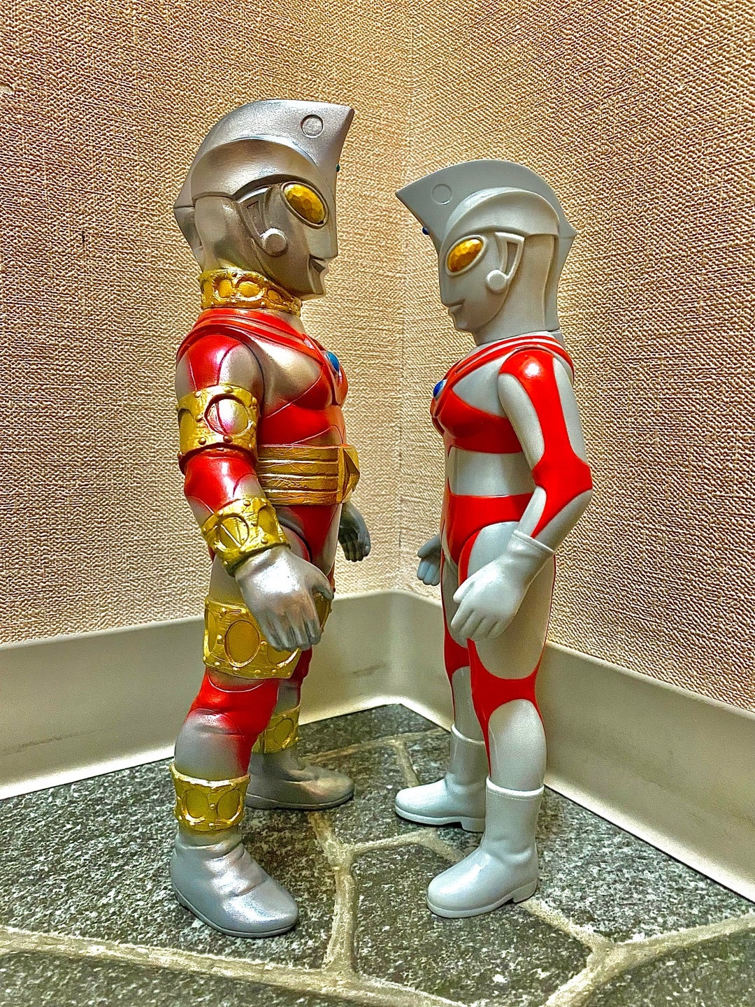 ベアモデル製エースロボットとやまなや製ウルトラマンA、造形の比較