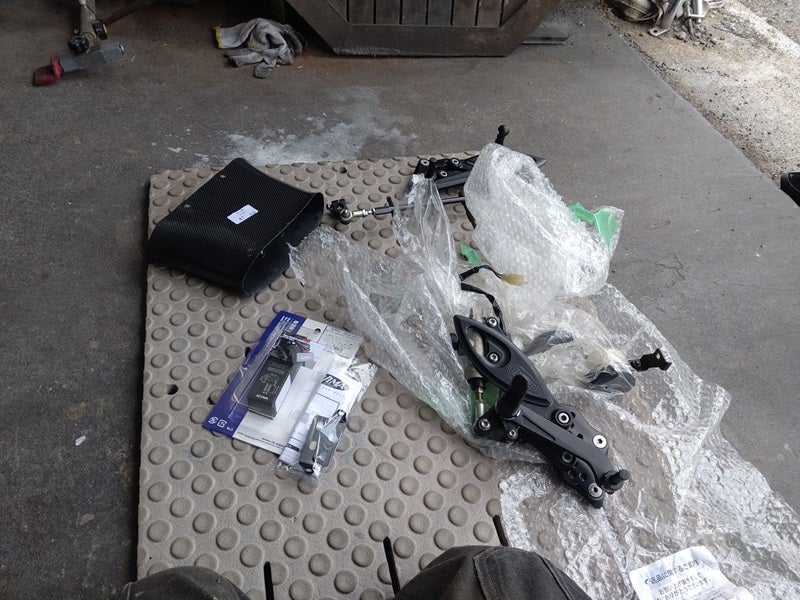 ZX-12R 社外パーツが手に入ったなら～12R専門店？で装着しよう