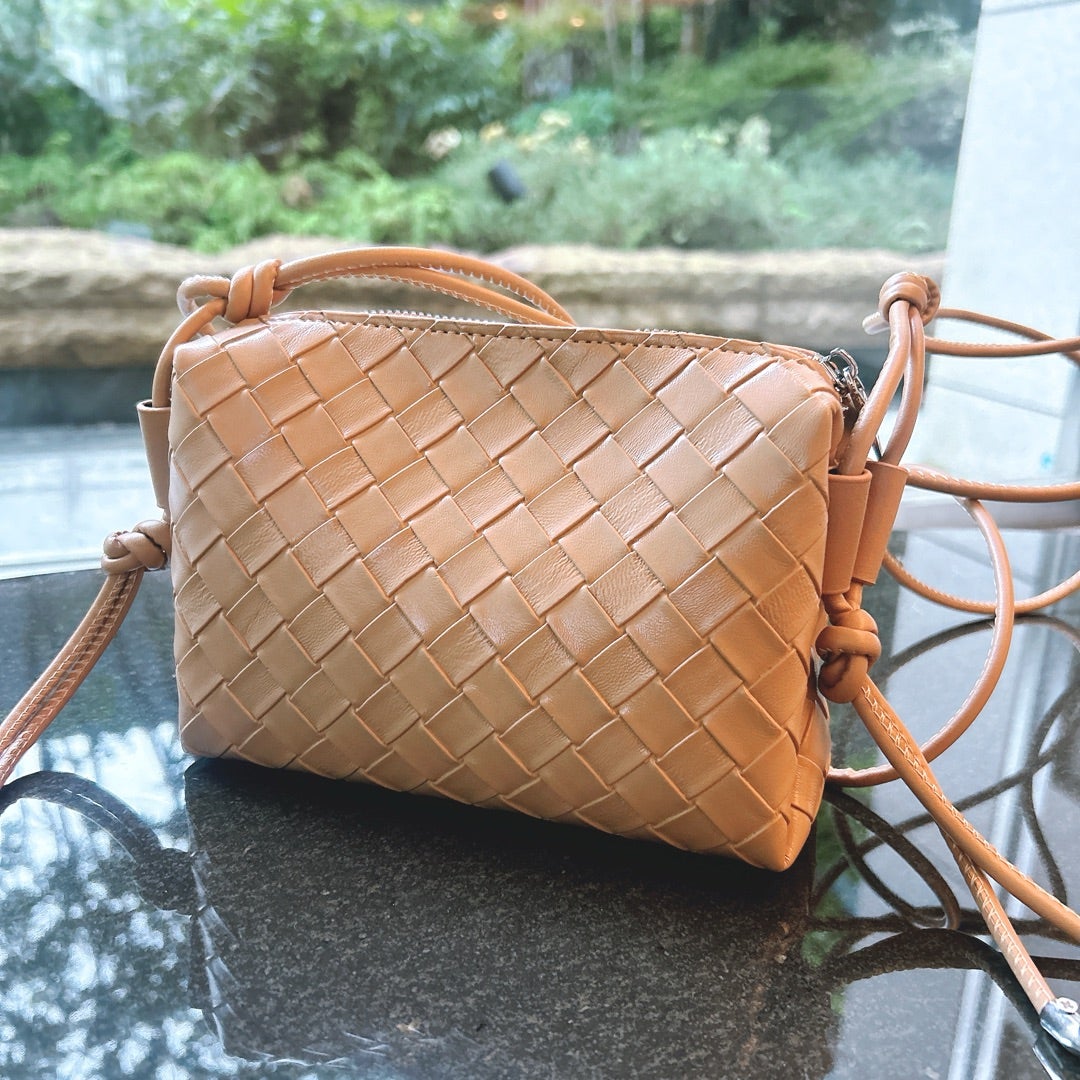 ボッテガそっくりな見た目が人気の編み込みショルダーバッグ3選 | ハイ