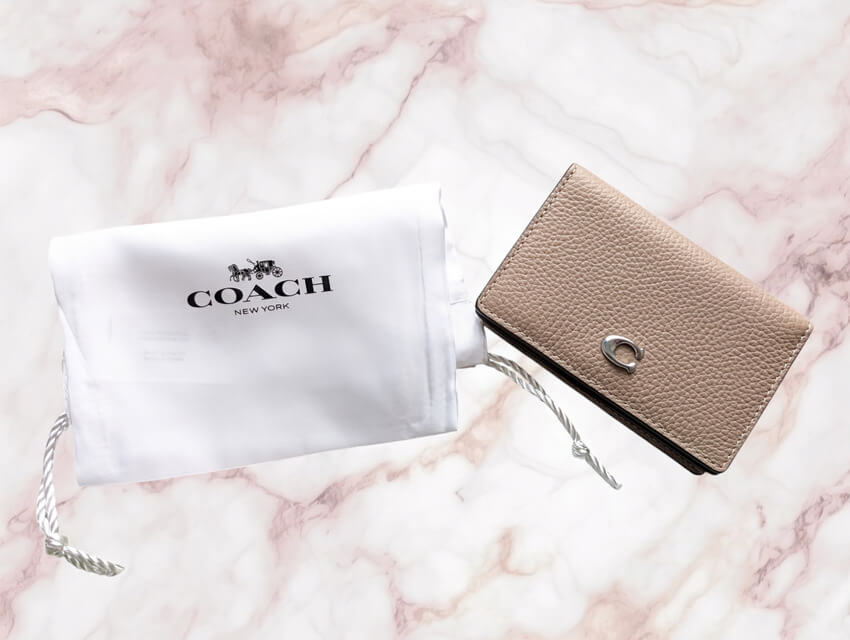 ビジネス】ブランド×実用性｜COACH エッセンシャル ビジネスカード