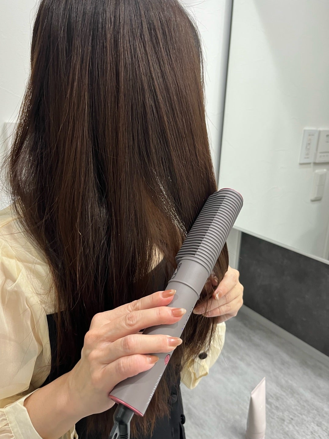 テクニック不要！新しいクシタイプのヘアアイロン アクアージア メデュ