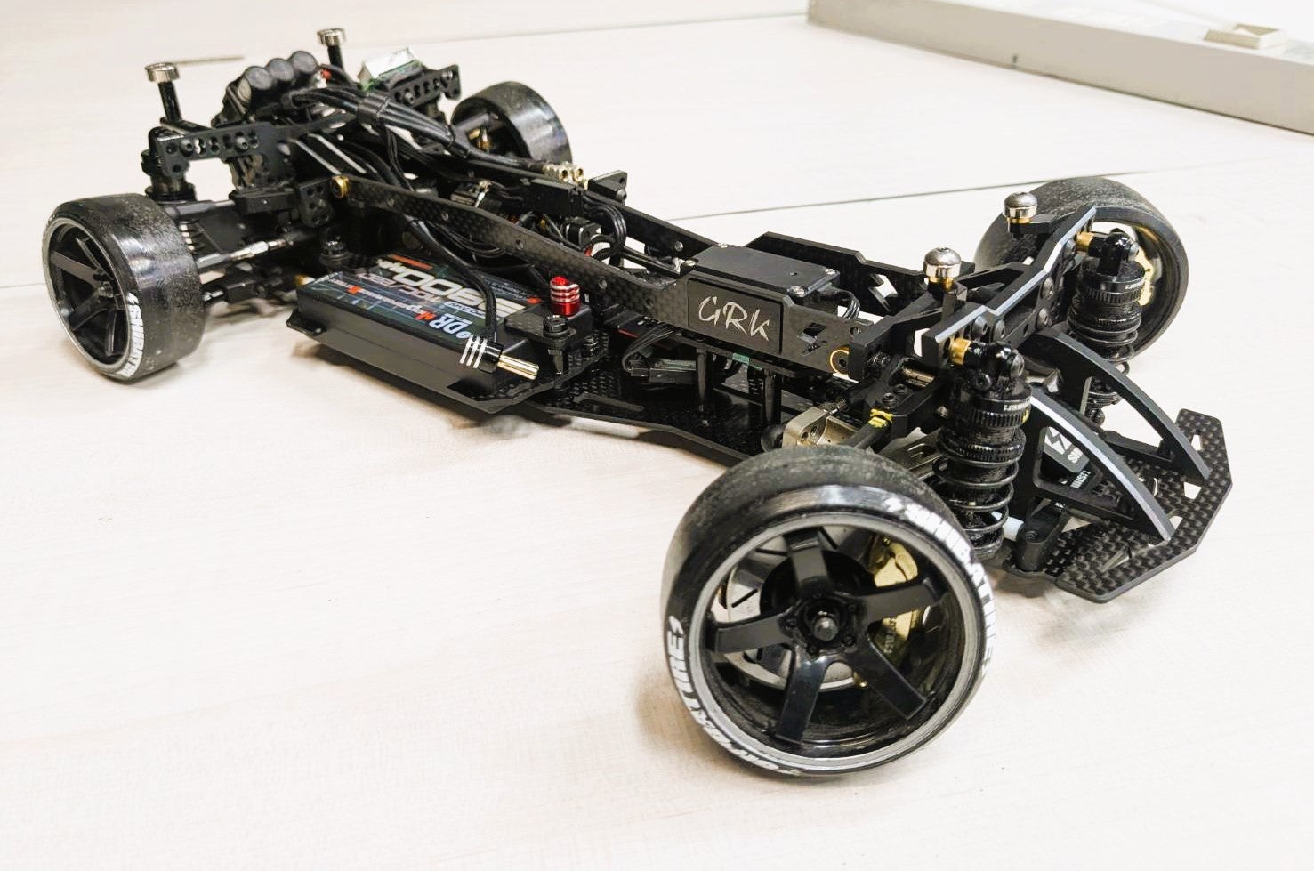 GRK5レーシングシャーシ用バーチカルアッパーデッキ | ⚡SHIBATA⚡RC部門