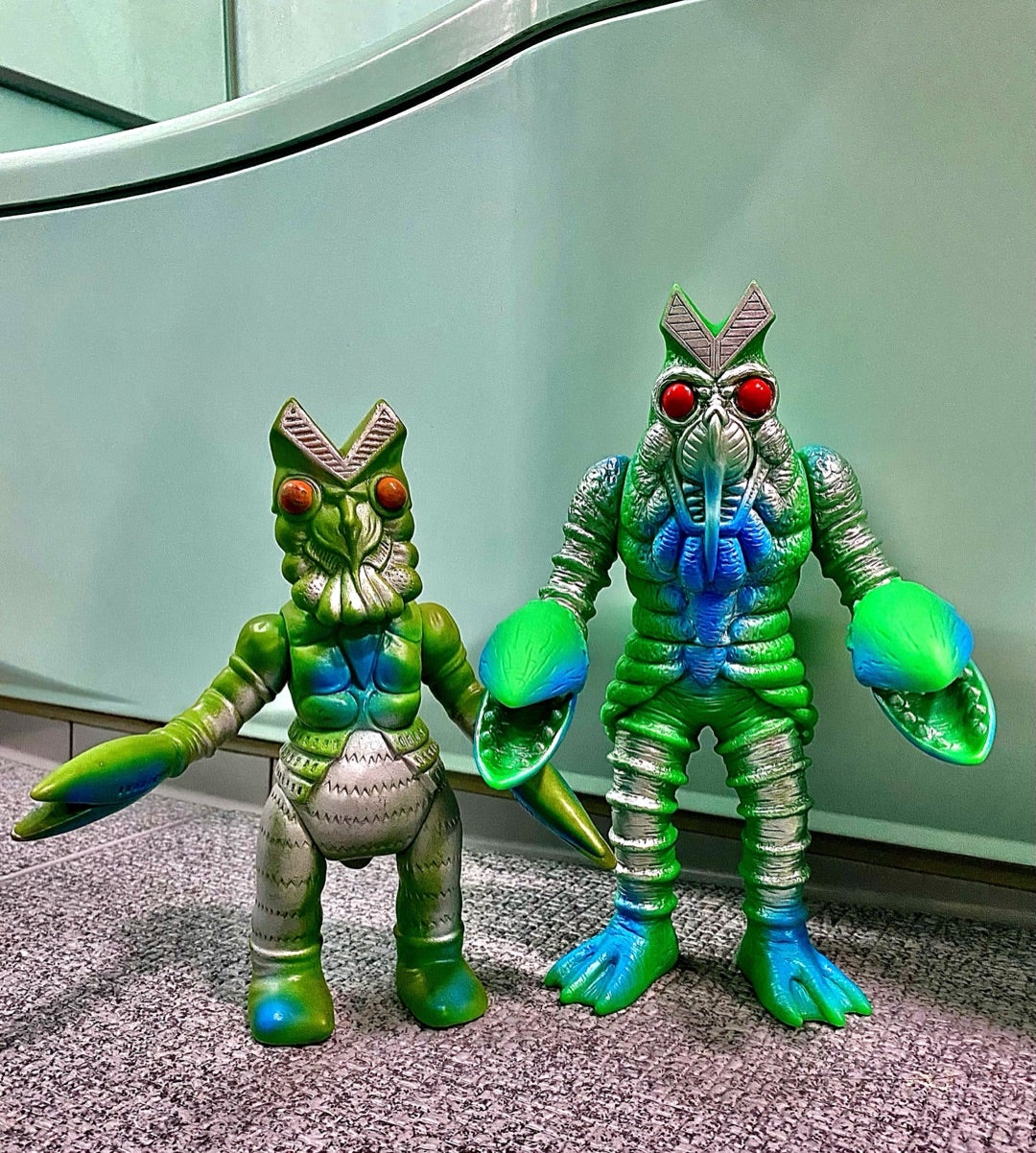 昭和レトロカラーの楳図かずお版ウルトラマンとバルタン星人 | 怪獣