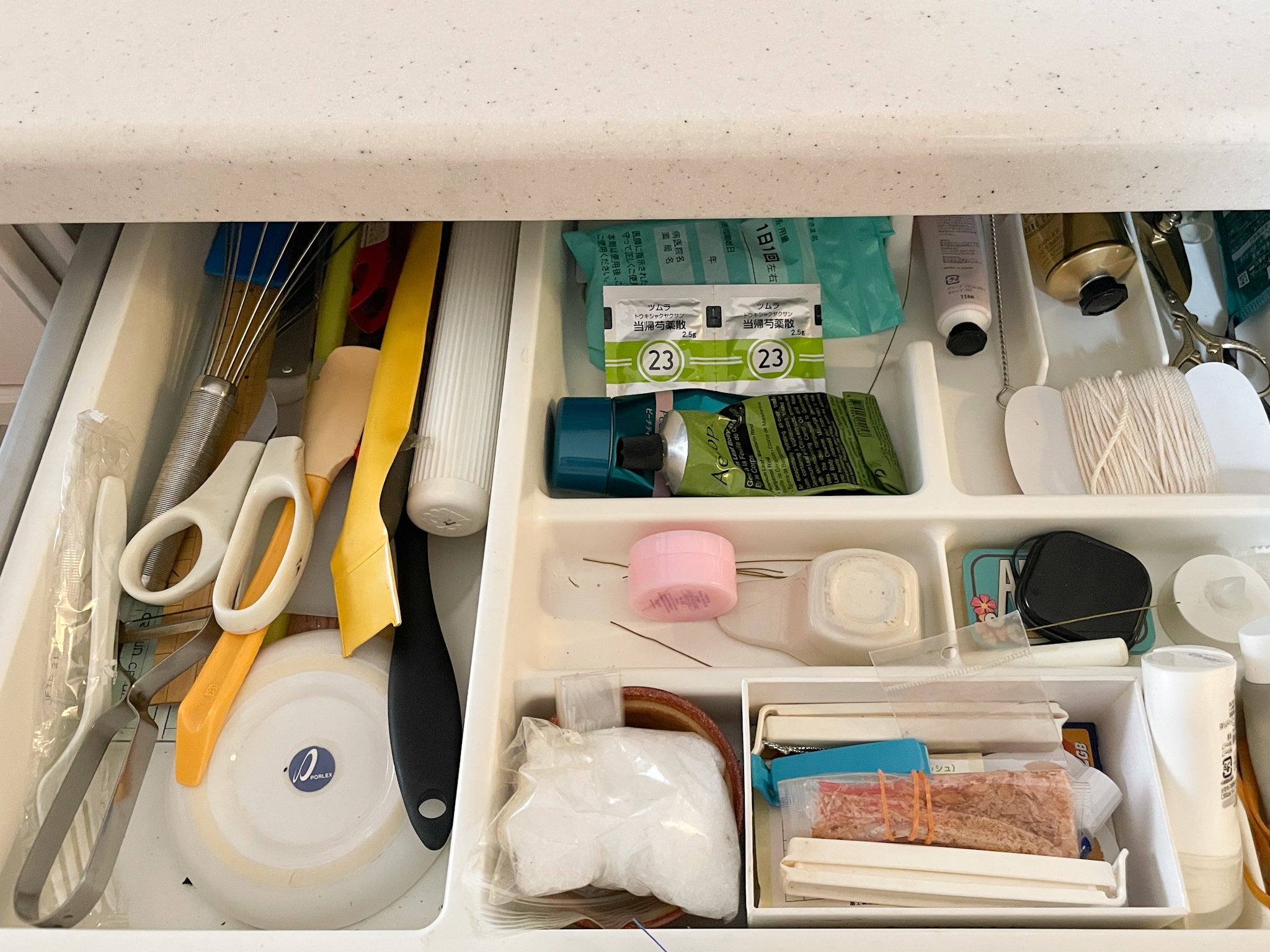 定期的に断捨離する必要がある。50年間培ってしまった癖 | 質感と、黒