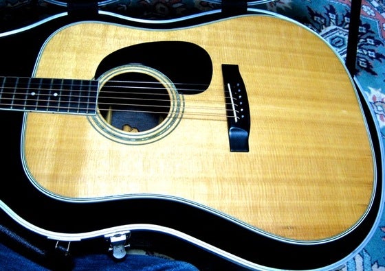 仕方なく手放したギター♪黒沢楽器のジュリアンと、お気に入りのLED