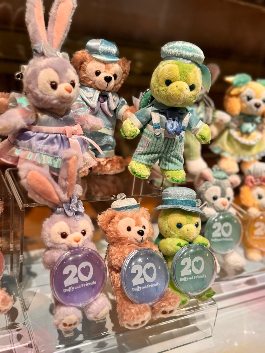 ダッフィー&フレンズ20周年」…ぬいぐるみバッジはサンプル展示