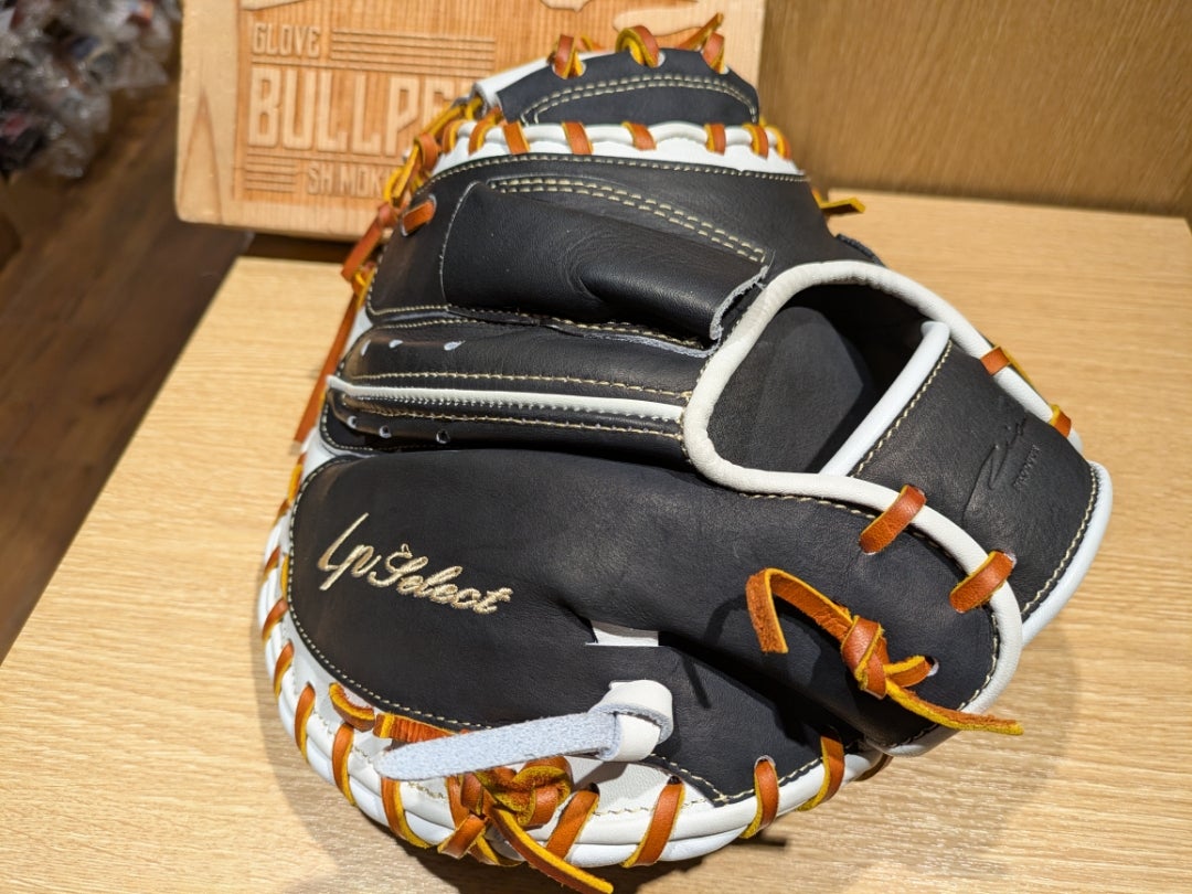 アイピーセレクト】グラブの自然な動きをイメージしながら型付け