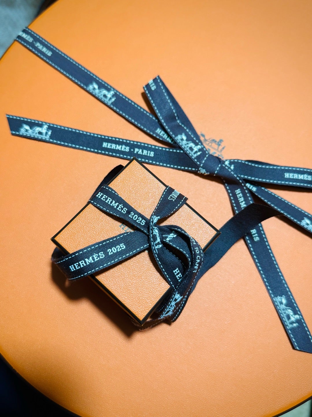 馬具缶ならぬ、、帽子のエルメス オレンジボックスと2025年リボンと