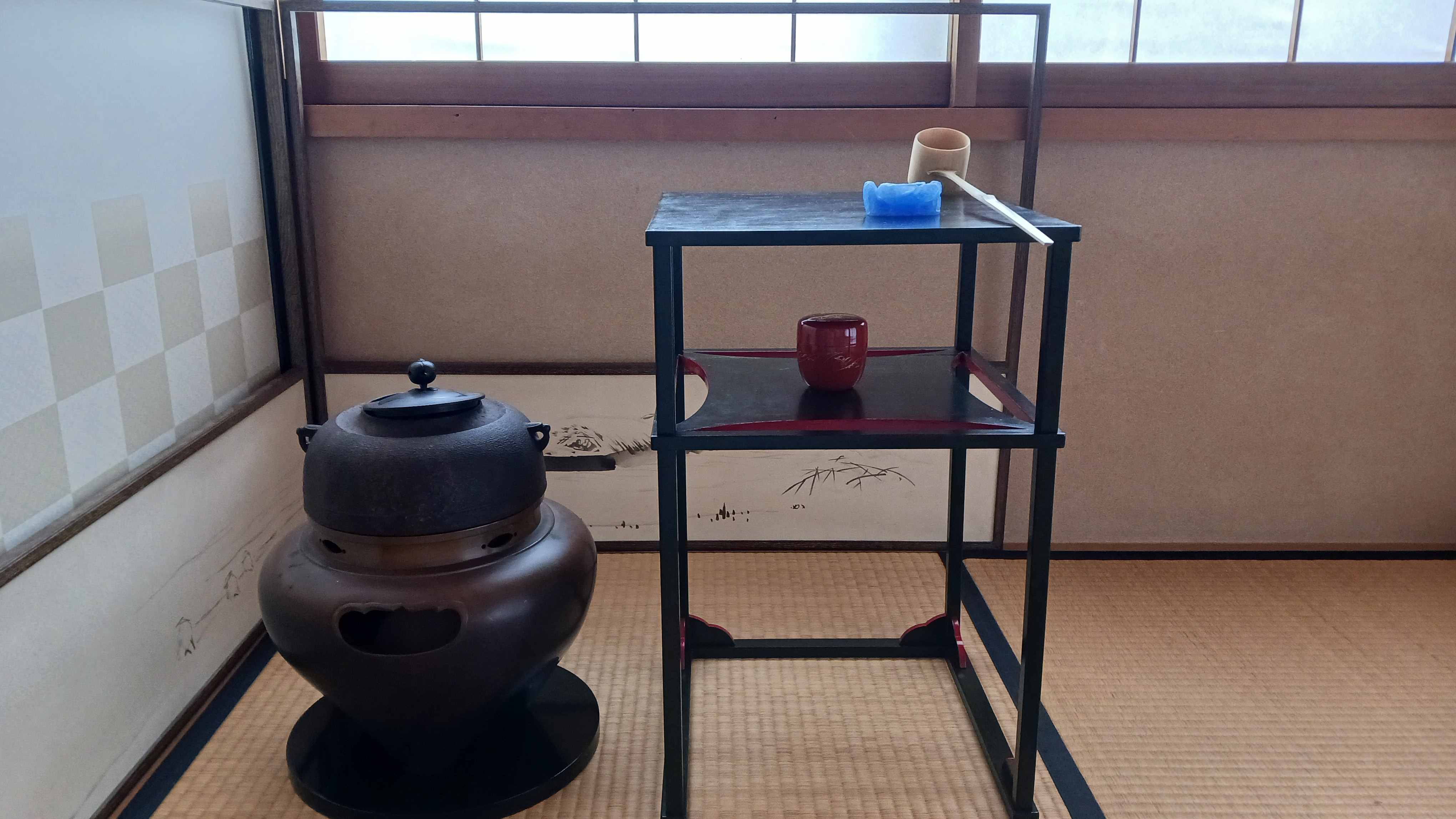 青漆爪紅糸巻二重棚 碌々斎好み | 浜松 茶の湯 浅葱庵（せんそう庵）