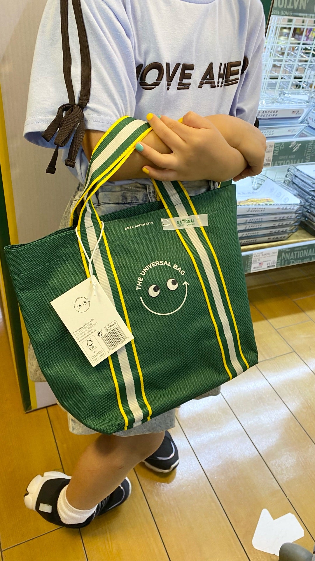 ナショナル麻布にアニヤ・ハインドマーチのユニバーサルバッグが