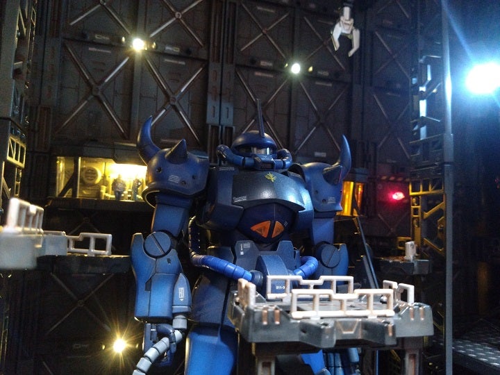 百均のディスプレイベース使用 ジオラマ格納庫風撮影ブース完成