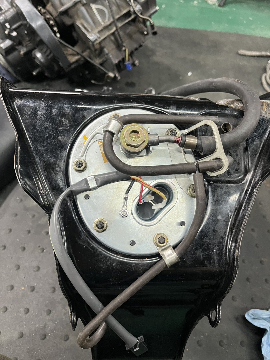 ☆SC57 CBR1000RR 燃料ポンプ交換 / ZX-10Rカウル取付ほぼ完了