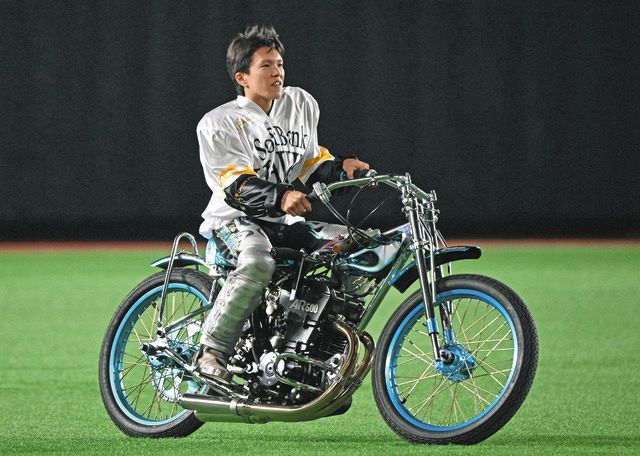 オートレーサー鈴木圭一郎、野球未経験ながら見事ノーバウンド始球式