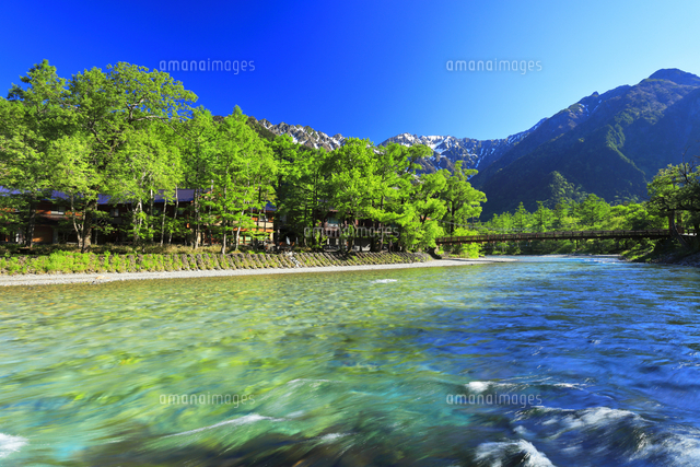 快晴の上高地 梓川の清流に無人の河童橋と残雪の穂高連峰[10816003971