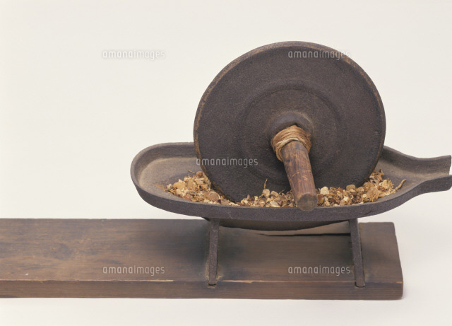 薬研（やげん）と薬種[25420012162]の写真・イラスト素材｜アマナ