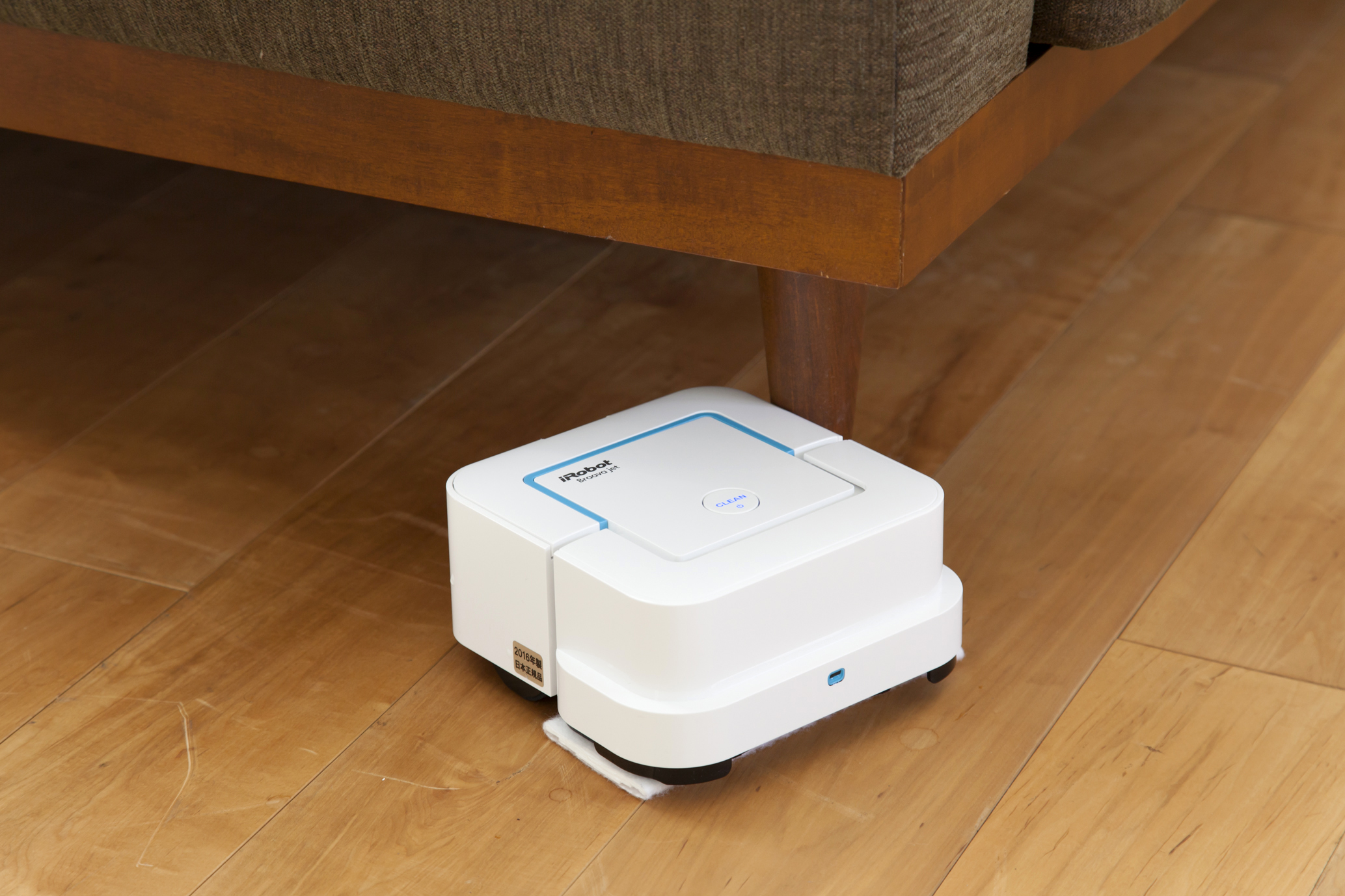 裸足が気持ちいい！」と話題の床拭きロボット掃除機「ブラーバ