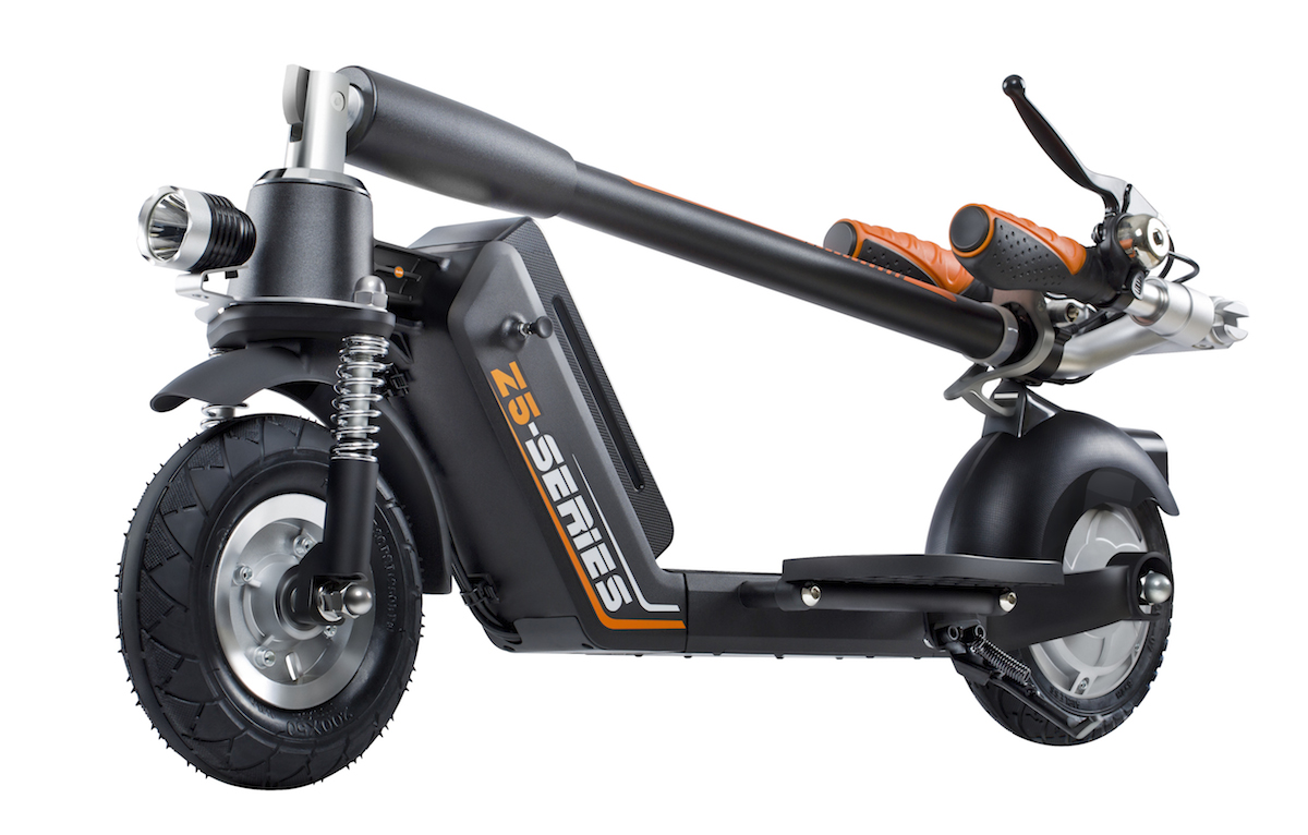 公道も走れる！折り畳み電動キックボードでスイスイ移動しよう