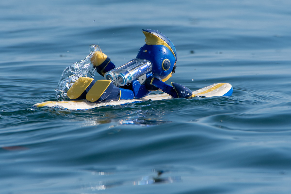 身長約17cmのロボットが海を約3km遠泳！乾電池「エボルタNEO」が