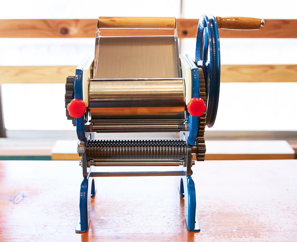 Amazonの「7980円の家庭用製麺機」は本当に使えるのか！？ プロと一緒