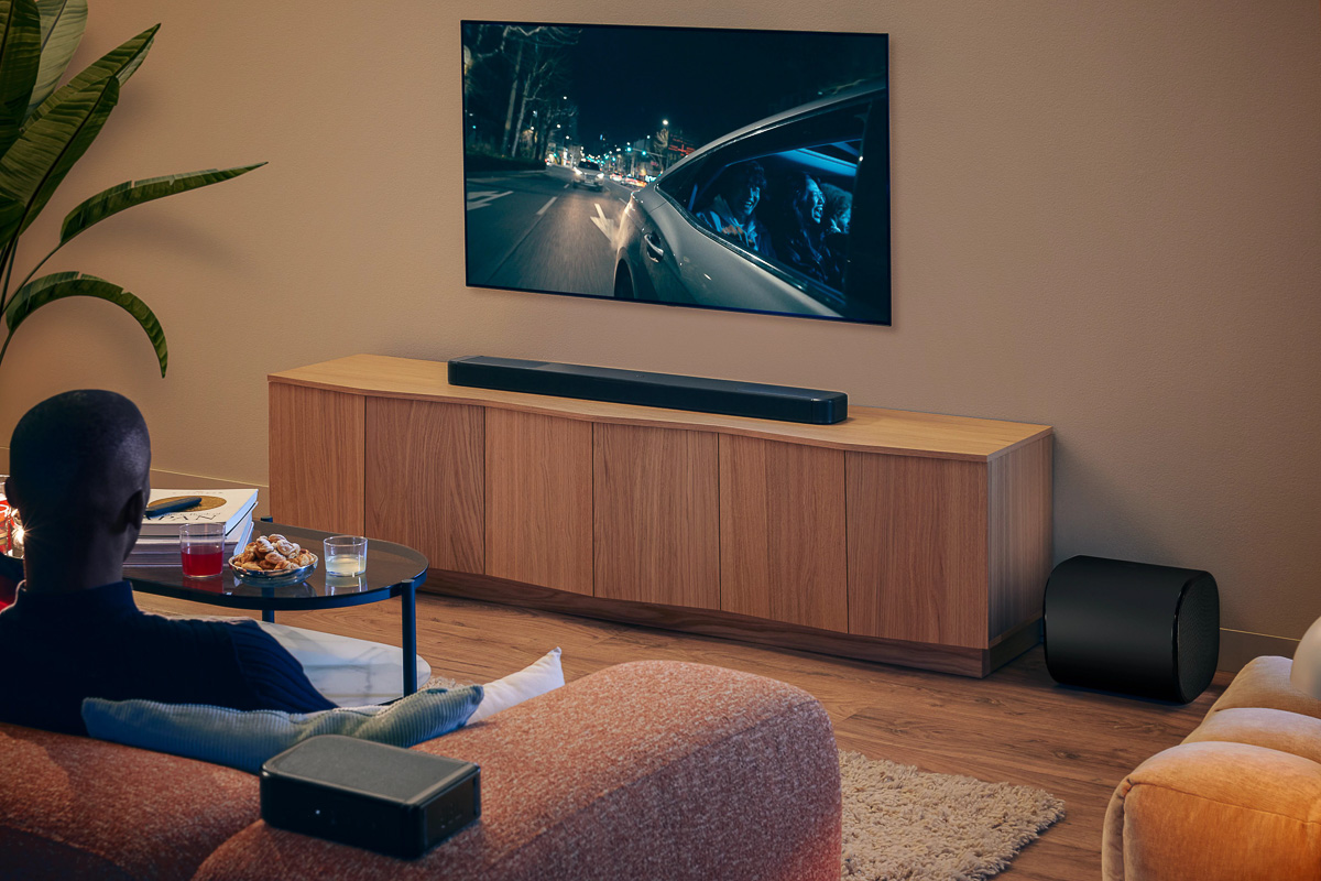 テレビにサウンドバーを導入するならJBLの分離型でホームシアター化も