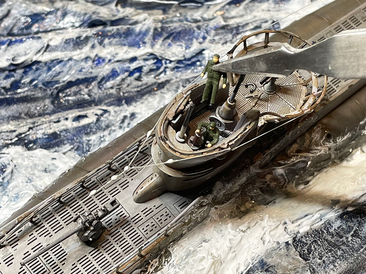 Uボートの艦橋に搭乗員を乗せて「吠える北大西洋のジオラマ」完成