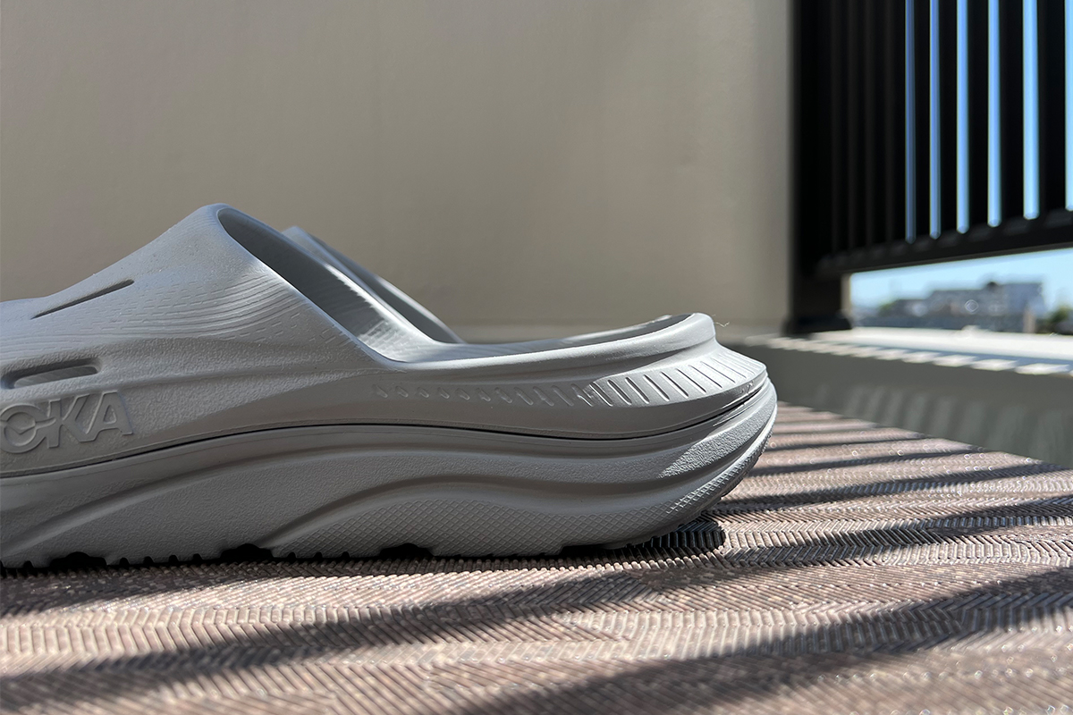 程良い固さがむしろ◎。HOKAの「オラ リカバリー スライド 3」が想像