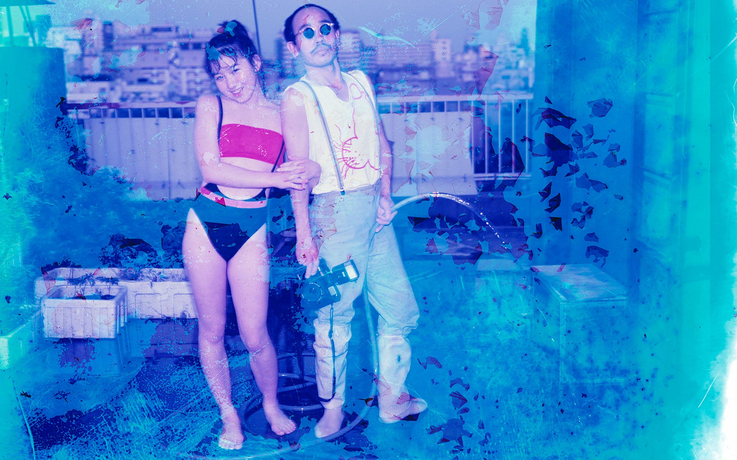 荒木経惟の映像作品群「アラキネマ」を主題とした写真集『青ノ時代