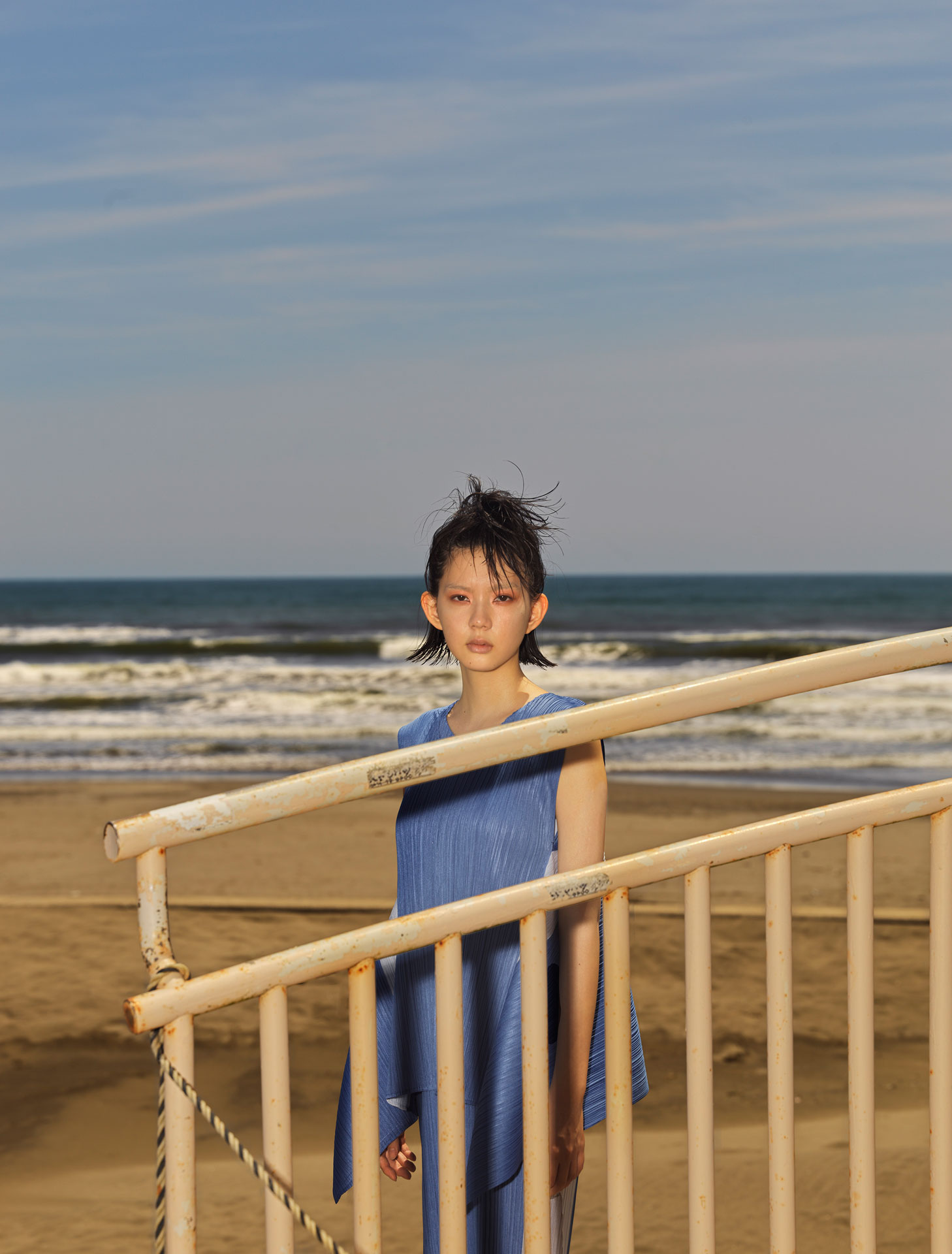 潮の香りと海のエネルギーに包まれて。中島セナがプリーツ プリーズ