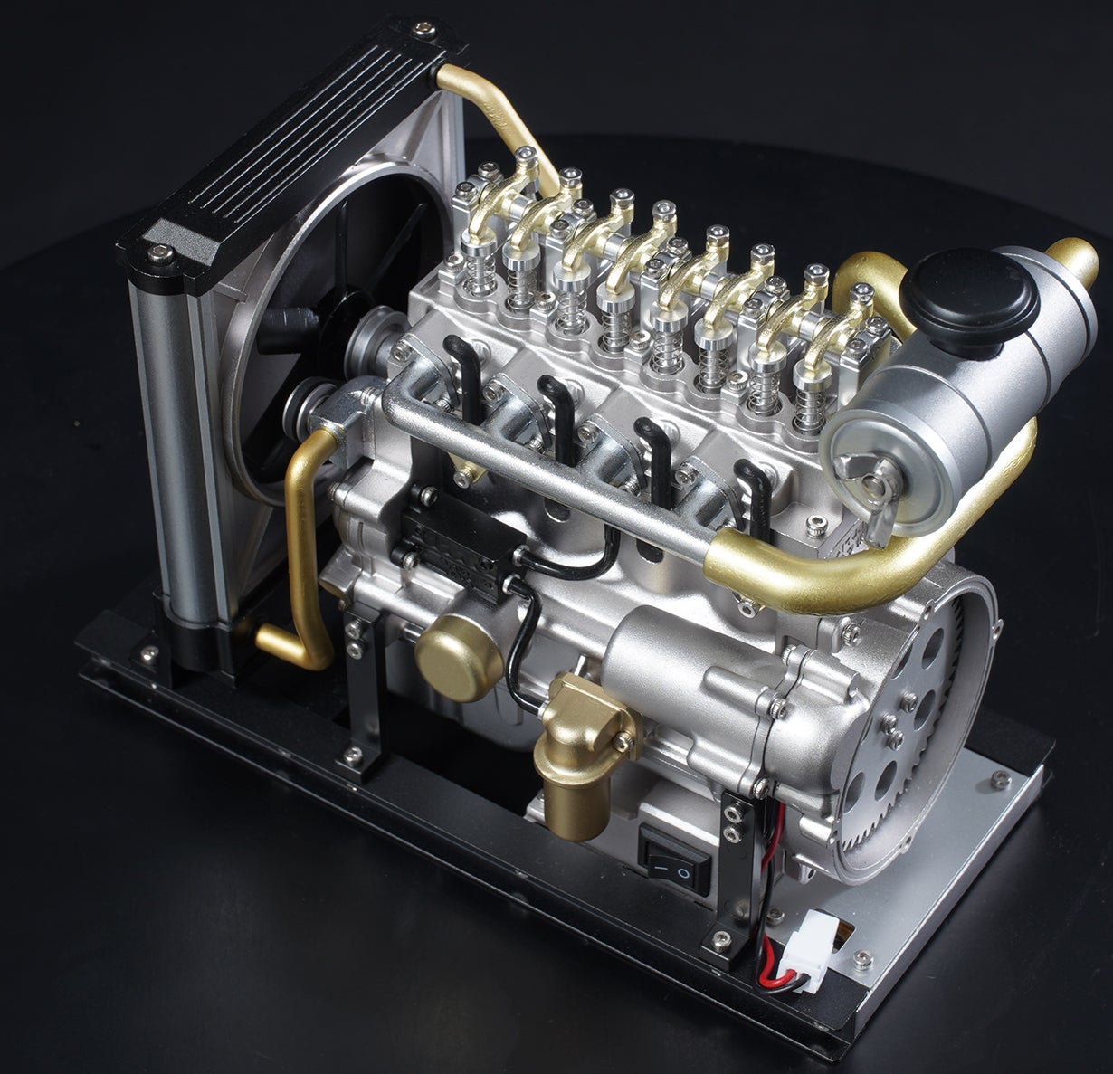 モーターでリアルに駆動！細部までリアルに拘ったディーゼルエンジン