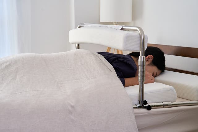 うつぶせ姿勢キープで睡眠を。寝具の上に置くサポートベット