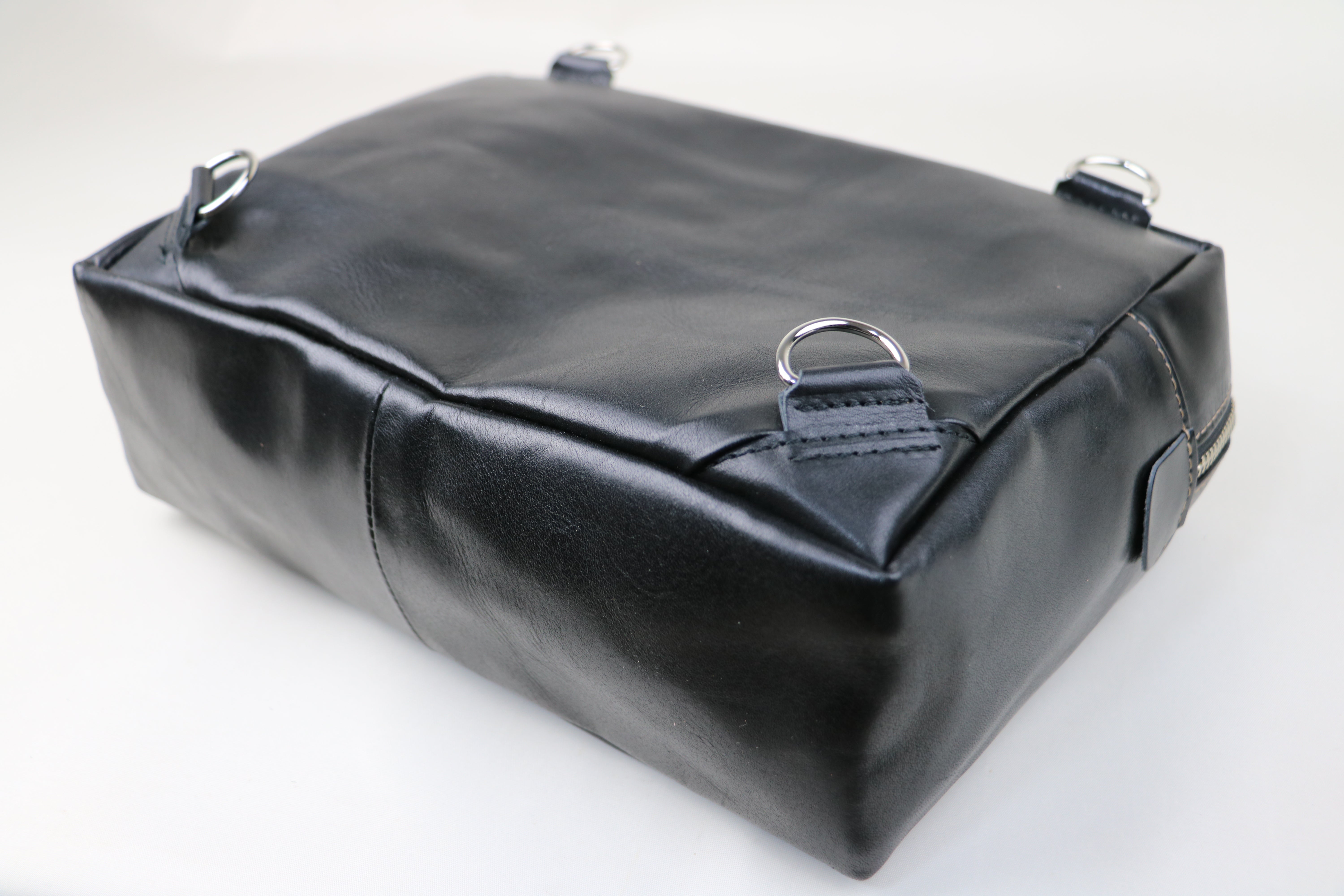 右利き左利きどちらにも対応した、二つのスタイルが楽しめるレザー