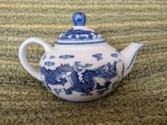 中国製白磁双龍染付急須 B25 、青白いドラゴンデザインのティーポット